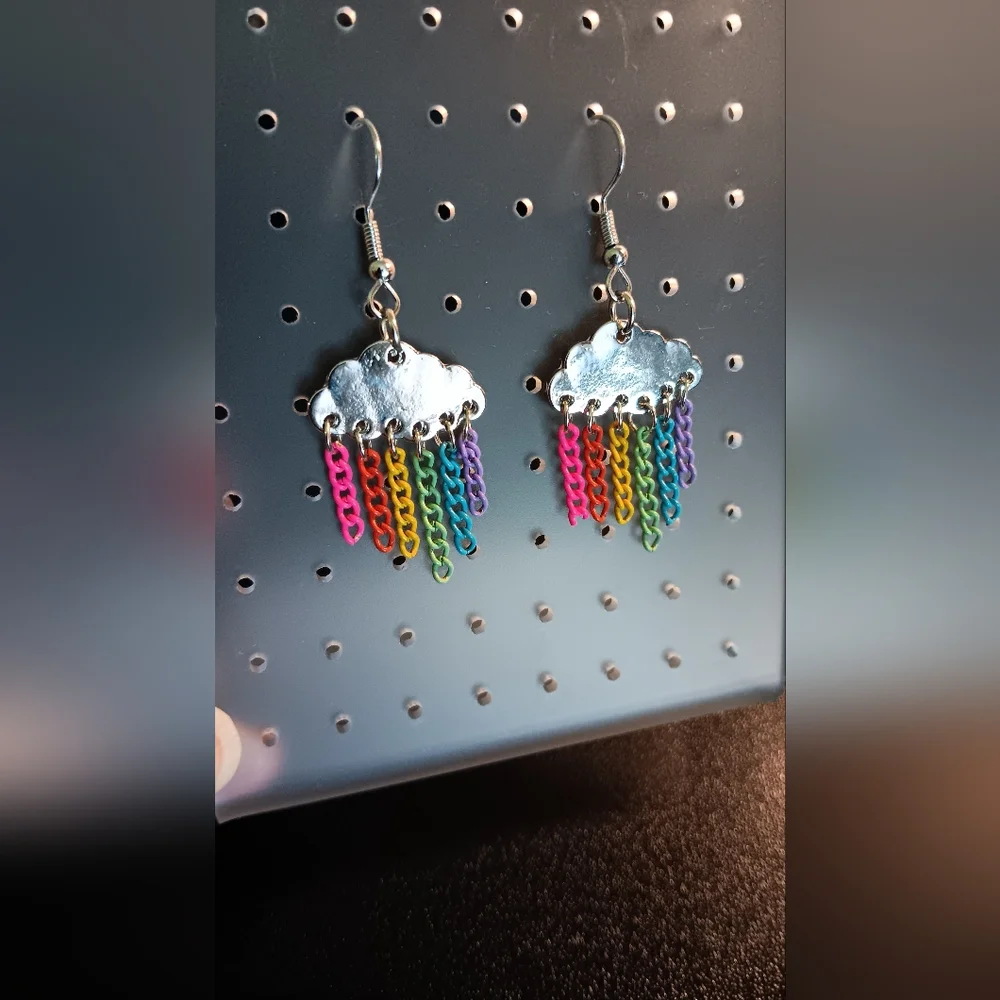PRIDE Silver Cloud w Rainbow Chains (New) - Picture 1 of 3